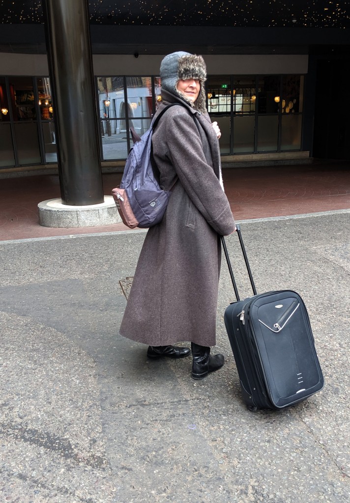 This image has an empty alt attribute; its file name is leaving.jpg